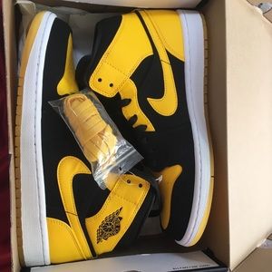 Jordan Retro 1 Black and Yellow