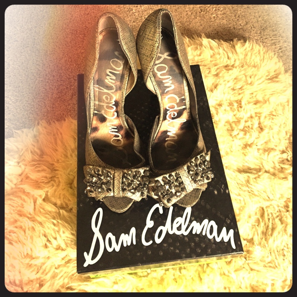 W Box-Crystal and stub embossed bow peep toes