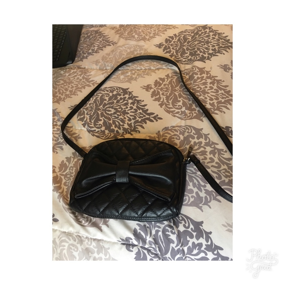 FLASH SALE 🌻🌻 "bow" cross body bag