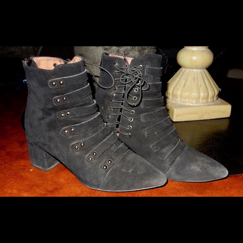 JEFFREY CAMPBELL BOOTIE SIZE 6
