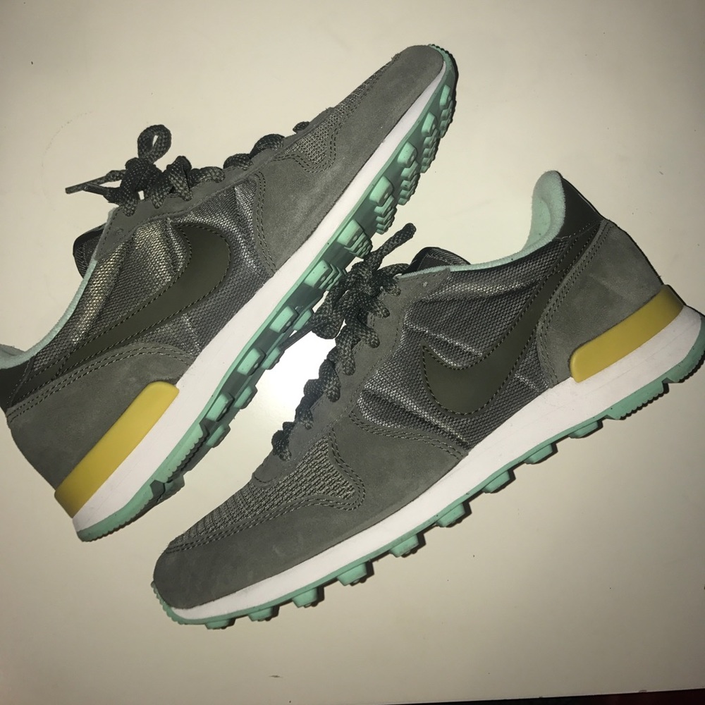 NIKE internationalist sneaker