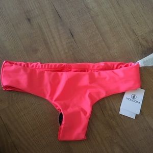 Brand new Volcom bikini bottoms !!