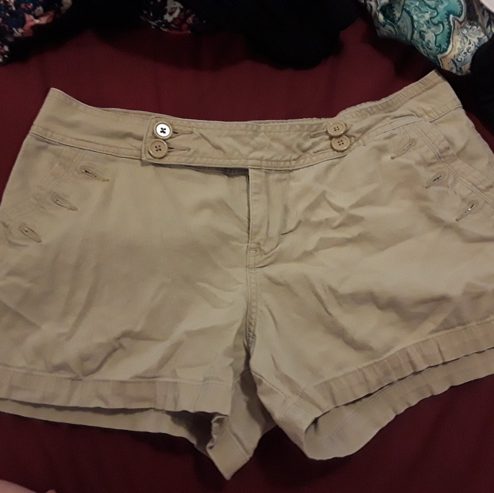 Tan short