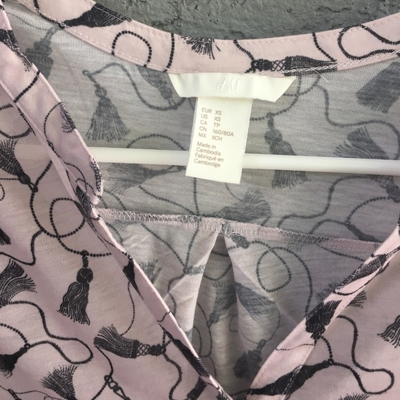 🔥SALE! New. H&M Tassel Print Top - Picture 3 of 4