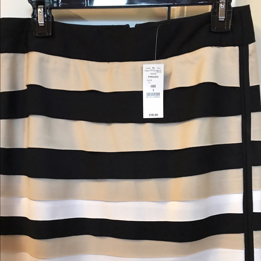 Beautiful WHBM pencil skirt in Black, White & Tan