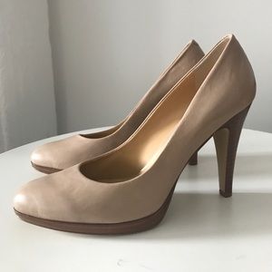 Lightly worn Nine West neutral pumps.