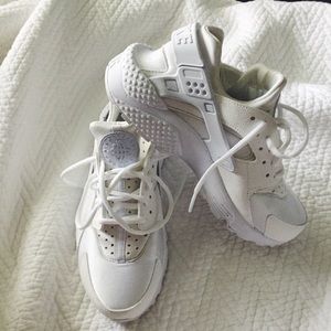 White Nike Air Huaraches