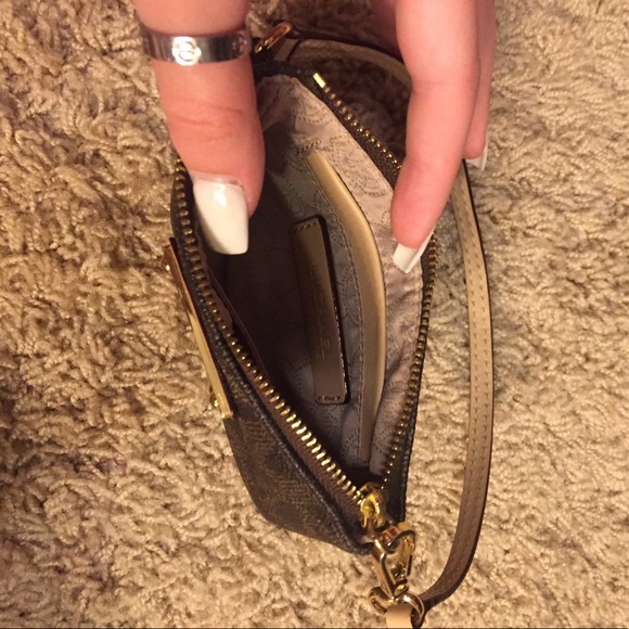 michael kors wristlet - Picture 2 of 4