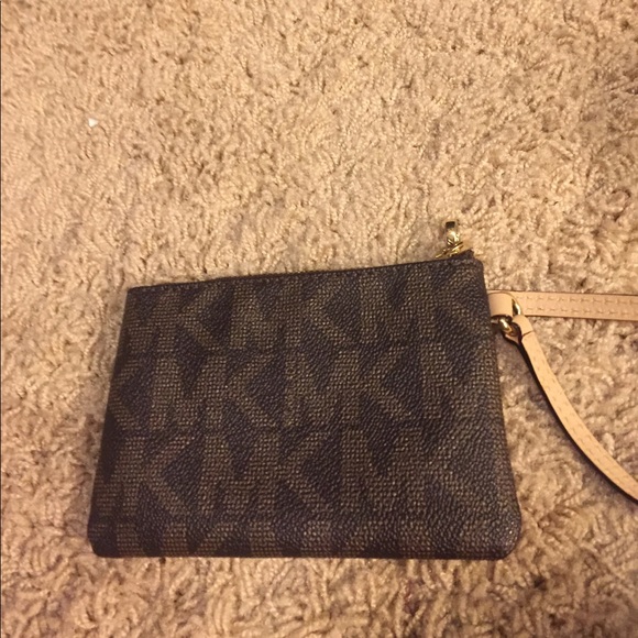 michael kors wristlet - Picture 3 of 4