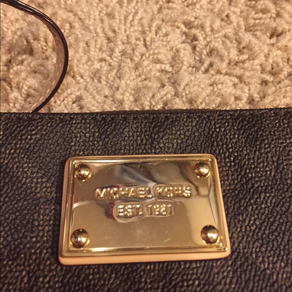 michael kors wristlet - Picture 4 of 4