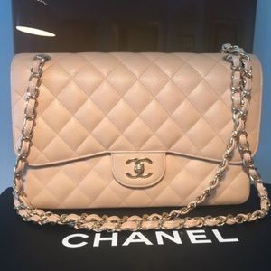 Caviar quilted jumbo double flap w/gold hardware.