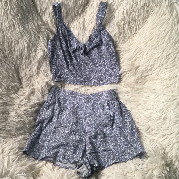 Hollister Tops - Hollister crop top and higher waisted shorts