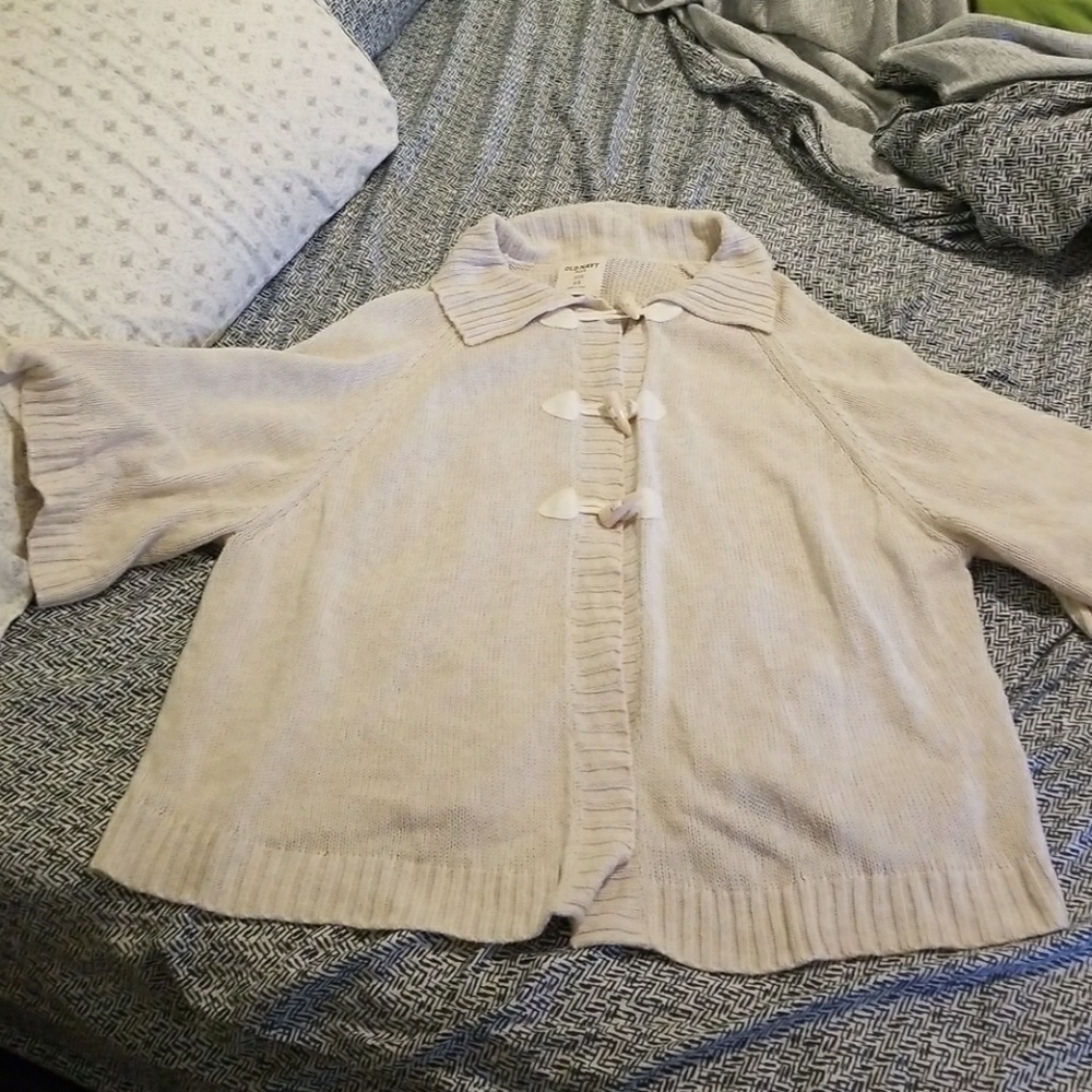 Gorgeous sweater with shark tooth like closures