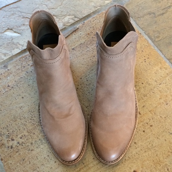 🍃💕HP NIB Dolce Vita Chelsea Leather Ankle Bootie - Picture 2 of 8