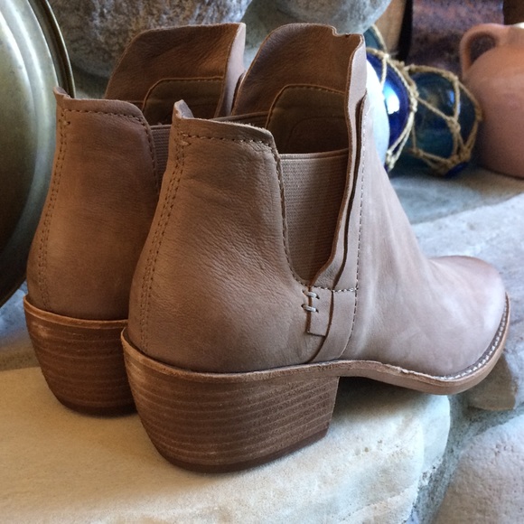 🍃💕HP NIB Dolce Vita Chelsea Leather Ankle Bootie - Picture 5 of 8