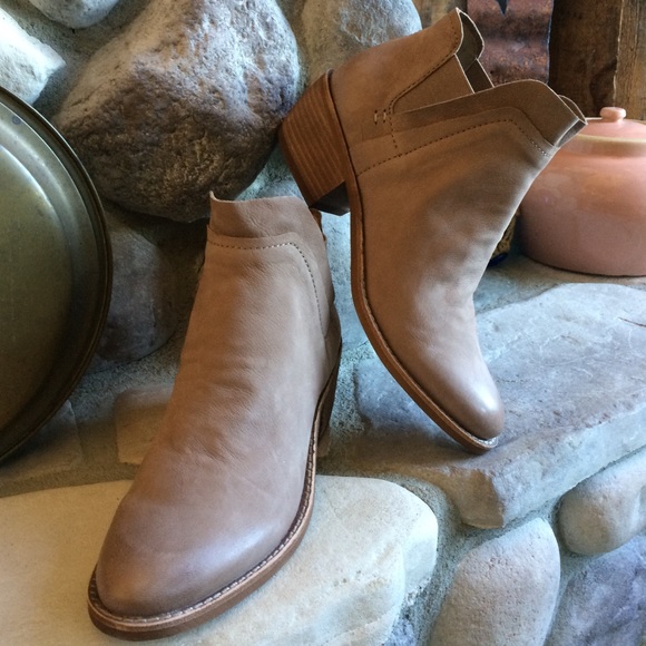 🍃💕HP NIB Dolce Vita Chelsea Leather Ankle Bootie - Picture 7 of 8