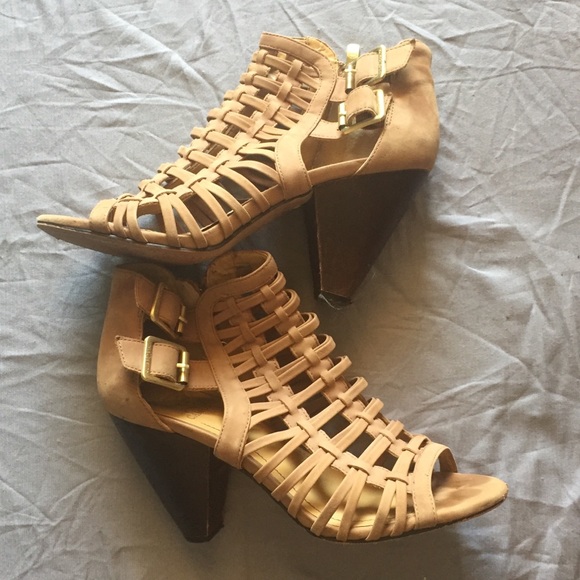 Vince Camuto Shoes - Vince Camuto tan booties size 71/2