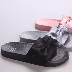Black Bow Slides