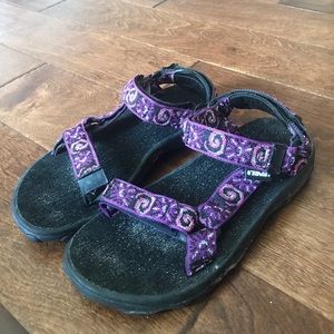 Tevas - size 4 - good condition with free sand!