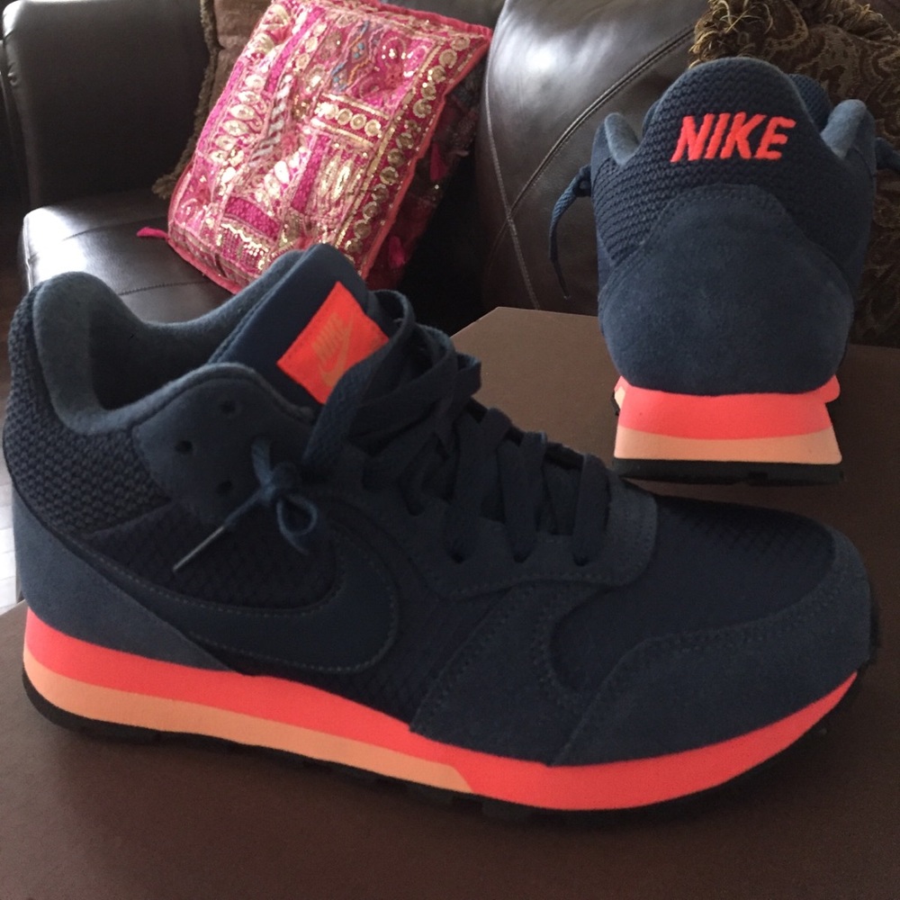 Brand New Very cute/hard to find women's Nike Sz 7