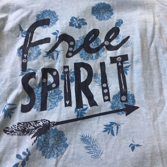 Free Spirit V-neck top💎 - Picture 3 of 5