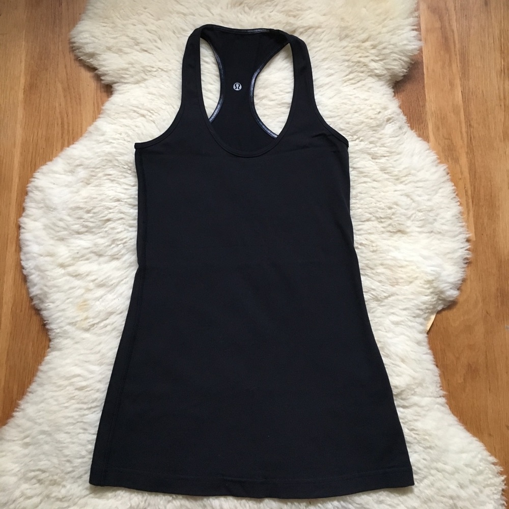 Lululemon tank size 4-6. No shelf, very soft. Blk