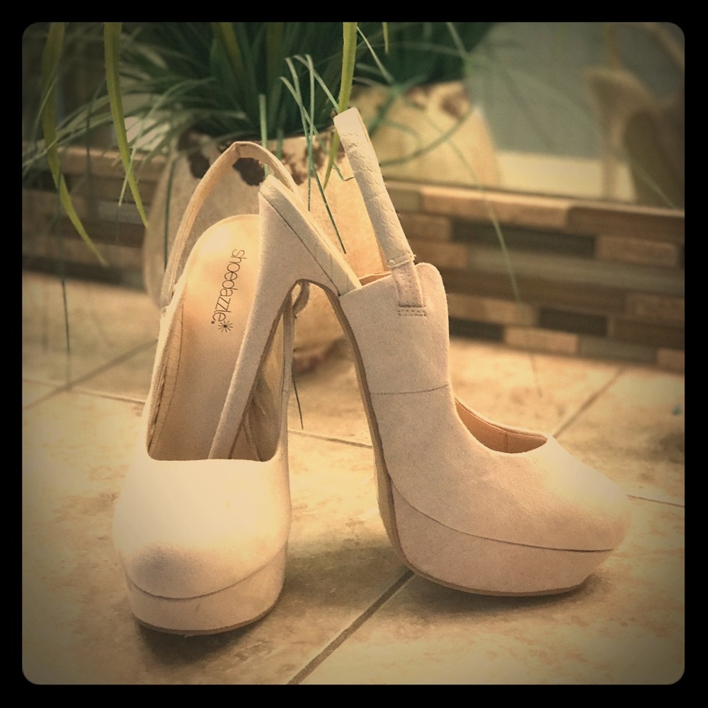 Shoe dazzle platforms size 7