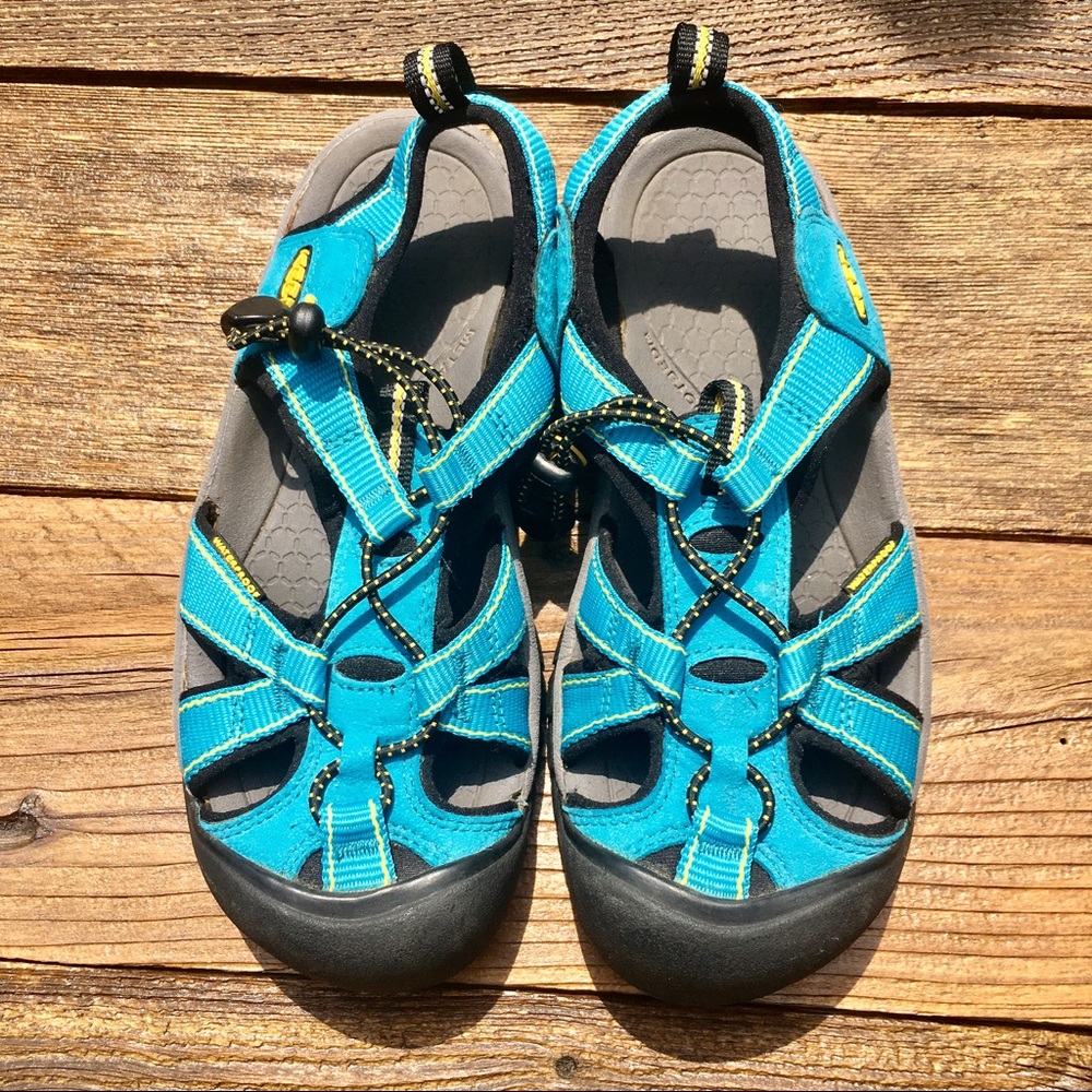 Women's size 6 KEENS in turquoise.
