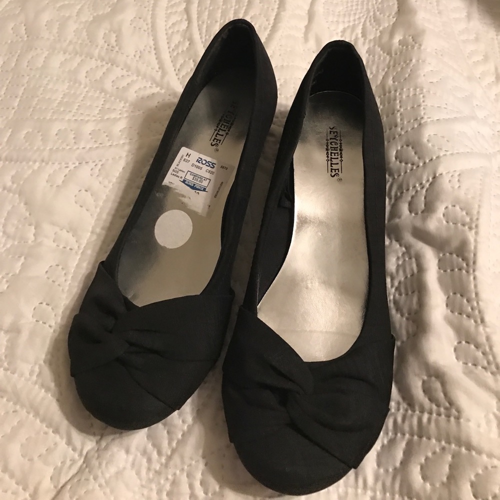 Oh so darling low wedges ... size 7.5