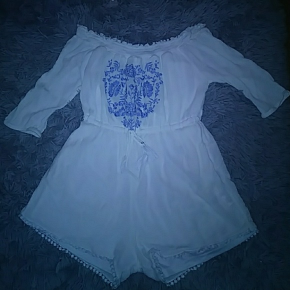 Beautiful white romper with blue embroidery!! - Picture 1 of 2