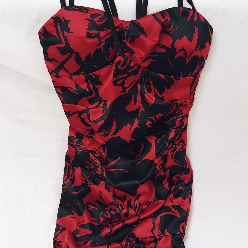 Sexy form-fitting red & black dress 💋