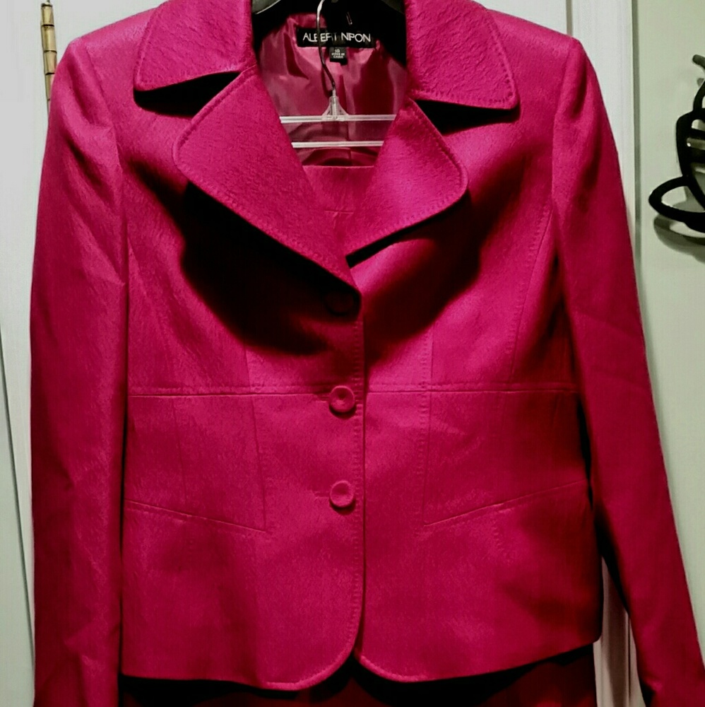 ALBERT NIPON WOMAN'S SUIT WITH SKIRT. SIze 10  BNW