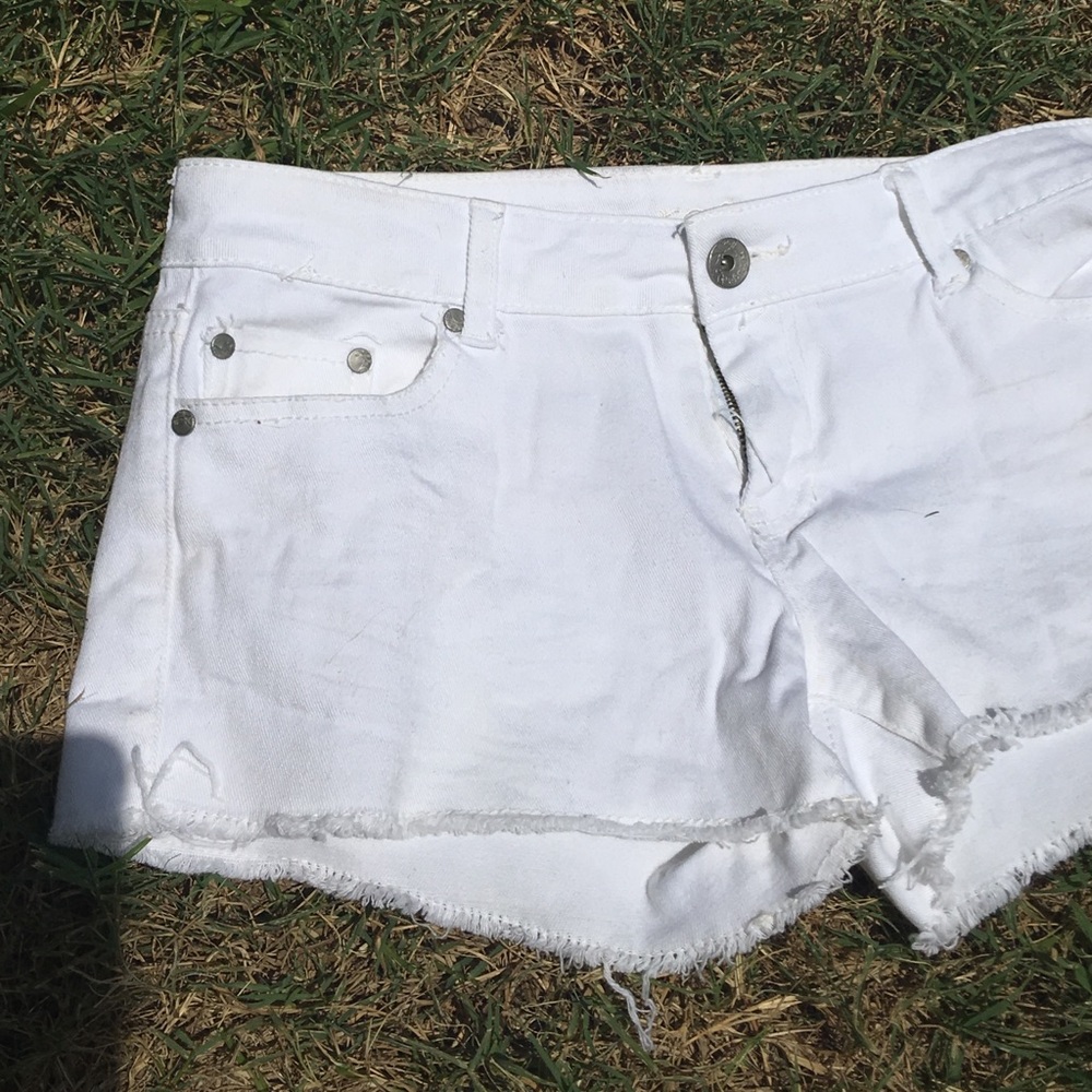 REFUGE white jean shorts size 8; EUC