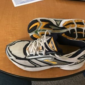 Brooks adrenaline GTS 17 white tennis shoes