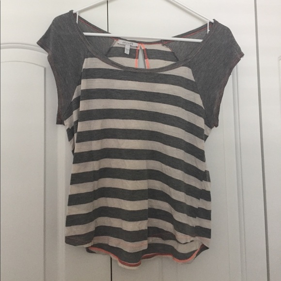 Cute shirt sleeve! - Picture 1 of 3
