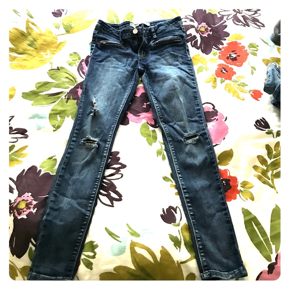 Distressed skinny jeans
