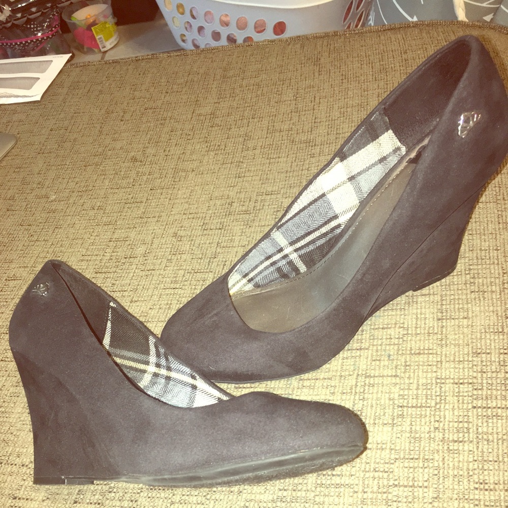 Super cute size 10 Fergalicious 4" wedges!!