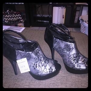 Size 11 VERY sexy platform heels!! Never worn!!!