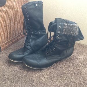 SALE 🎉 super cute versatile black combat books