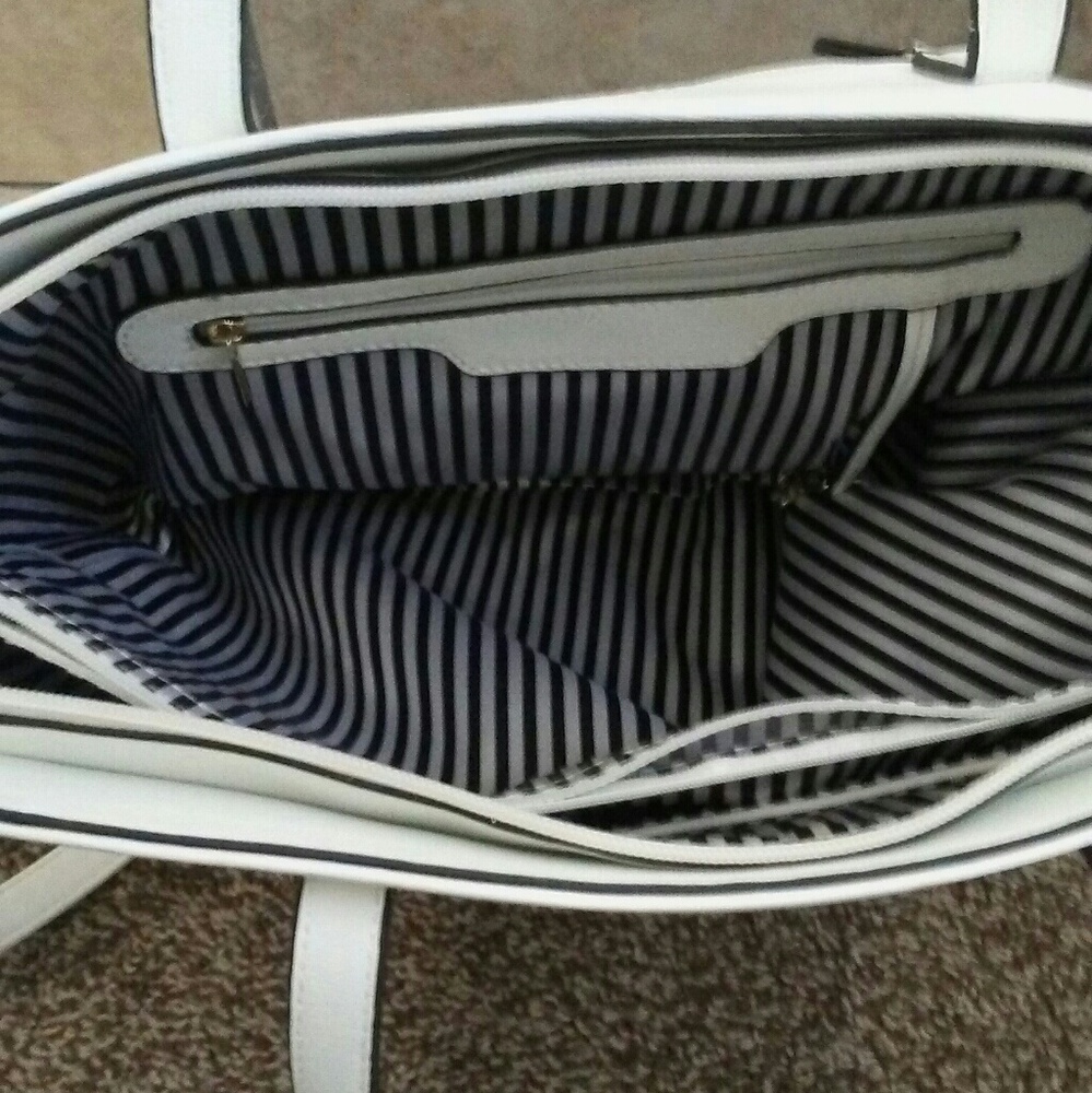 Handbag - Picture 3 of 4