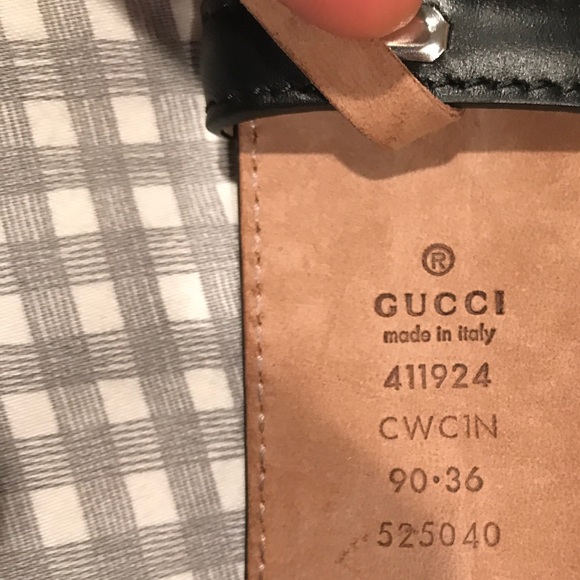 MEN GUCCI GG LEATHER BELT WITH DOUBLE G BUCKLE SILVER DARK  Black Gucci belt with silver buckle.