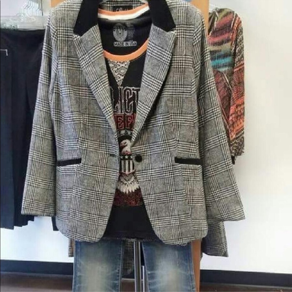 Luii sports jacket in black tan color size Medium