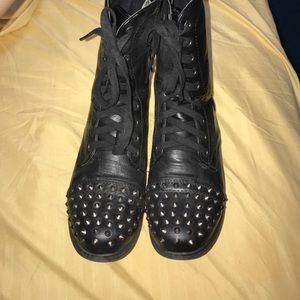 Studded combat boots !