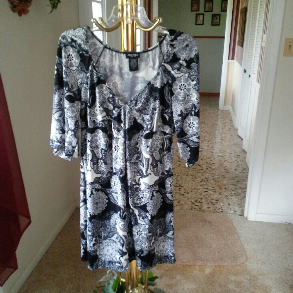 Super cute ALYN PAIGE. 3/4 sleeve Black &White