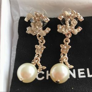 Chanel Cc Logos Pearl Dangle Earrings Light Gold💕