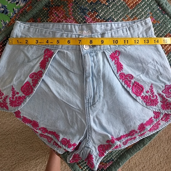 BDG Urban Outfitters embroidered short shorts - Picture 4 of 4