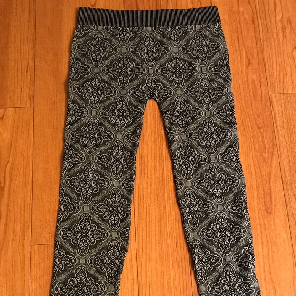 Arden B Diamond Lace Pattern Leggings M/L