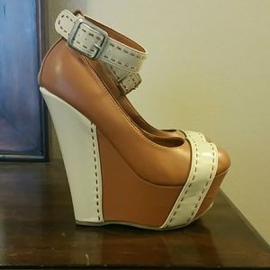 Kiss and Tell Wedges