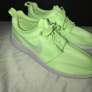 women's nike roshe runs
