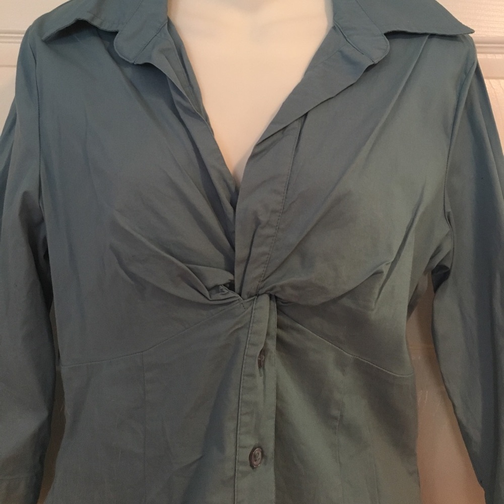 Parallel quarter length sleeve button down top - Picture 2 of 4